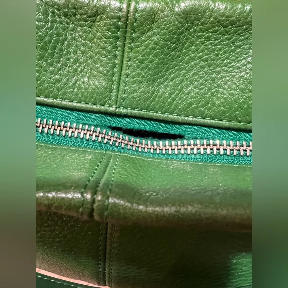🍏 COACH 🍏 - Picture 3 of 5